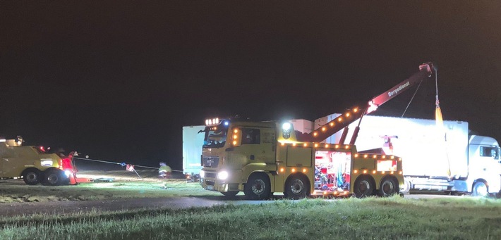 POL-AA: Ostalbkreis: Lkw musste mit Kran geborgen werden - 87-Jähriger betrogen - Unfallfluchten - Sonstiges