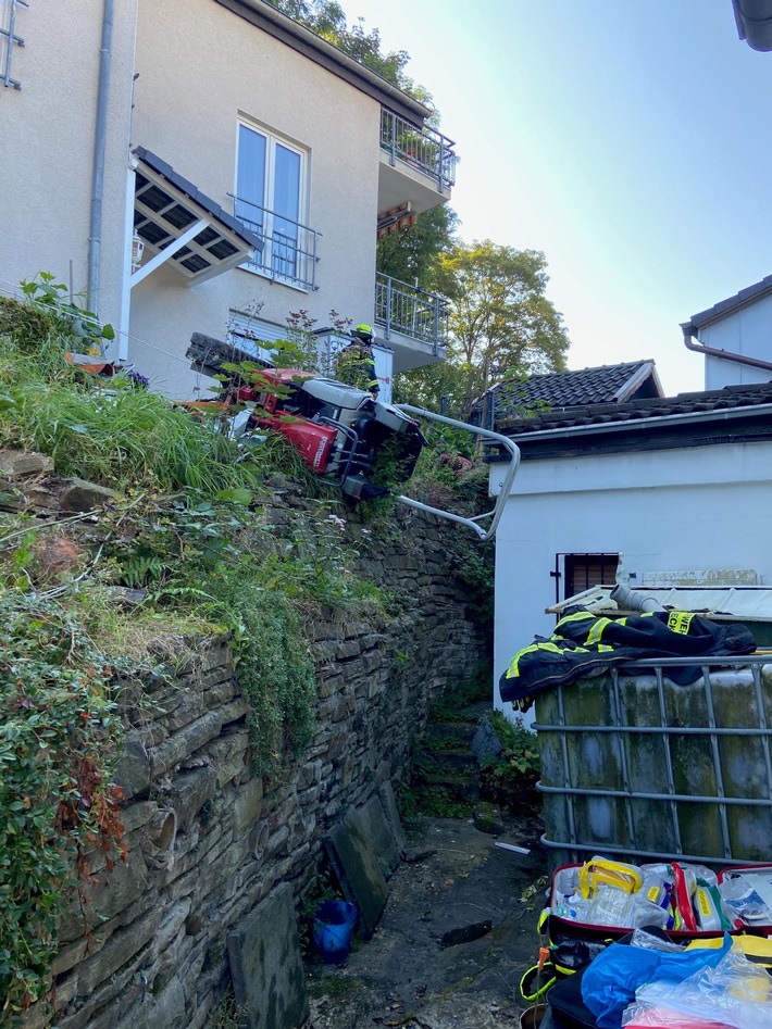 FW-EN: Minibagger stürzte in Hanglage um und bedrohte einen Patienten - Schwierige Menschenrettung in der Straße &quot;An der Walkmühle&quot;