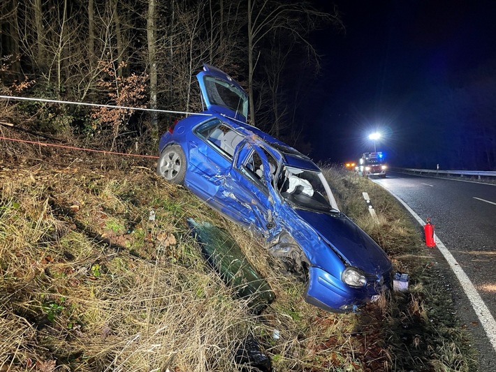 POL-PIROK: Verkehrsunfall - Person in Fahrzeug eingeklemmt