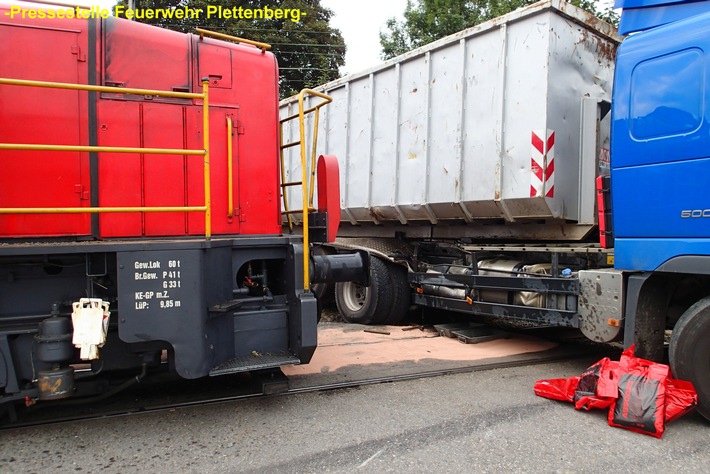 FW-PL: OT-Eiringhausen. LKW kollidiert auf unbeschranktem Bahnübergang mit Diesellok. LKW-Fahrer fast unverletzt.