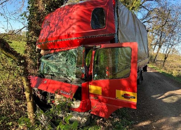 POL-ROW: ++ Mit fast 3 Promille gegen den Baum ++ Einbruch im Gemeindehaus Oerel ++ Sachbeschädigung am Integrationskindergarten ++ Alkoholisiert auf der Autobahn ++