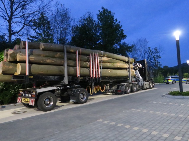 POL-OF: Überladener Holztransporter auf der Autobahn 3; Zeugensuche nach Brandstiftungen in Bad Soden-Salmünster