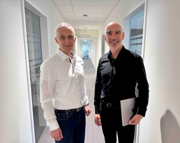 Die Geschäftsführer der new direction GmbH, Michael Robert Biber (rechts) und Stephan Weber (links), in den Räumlichkeiten des Unternehmens. / Weiterer Text über ots und www.presseportal.de/nr/180976 / Die Verwendung dieses Bildes für redaktionelle Zwecke ist unter Beachtung aller mitgeteilten Nutzungsbedingungen zulässig und dann auch honorarfrei. Veröffentlichung ausschließlich mit Bildrechte-Hinweis.