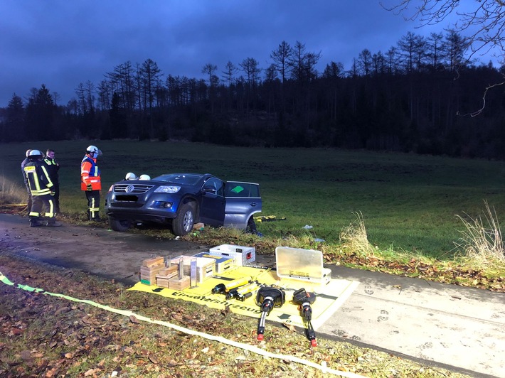 FW Horn-Bad Meinberg: Schwerer Verkehrsunfall mit eingeklemmter Person - mit hydraulischem Rettungsgerät aus PKW befreit