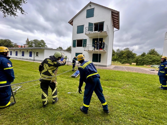 FW Hünxe: Zusammenarbeit stärken - Feuerwehr und THW üben an Bundesschule in Hoya