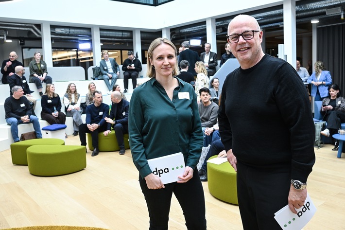 Die Deutsche Presse-Agentur startet das Programm "dpa Creator x News, supported by Google" zur Zusammenarbeit von Redaktionen und digitalen News-Creator. Im Bild: Teresa Dapp (Geschäftsführerin dpa-infocom) und Sven Gösmann (Chefredakteur der dpa). / Weiterer Text über ots und www.presseportal.de/nr/8218 / Die Verwendung dieses Bildes für redaktionelle Zwecke ist unter Beachtung aller mitgeteilten Nutzungsbedingungen zulässig und dann auch honorarfrei. Veröffentlichung ausschließlich mit Bildrechte-Hinweis.