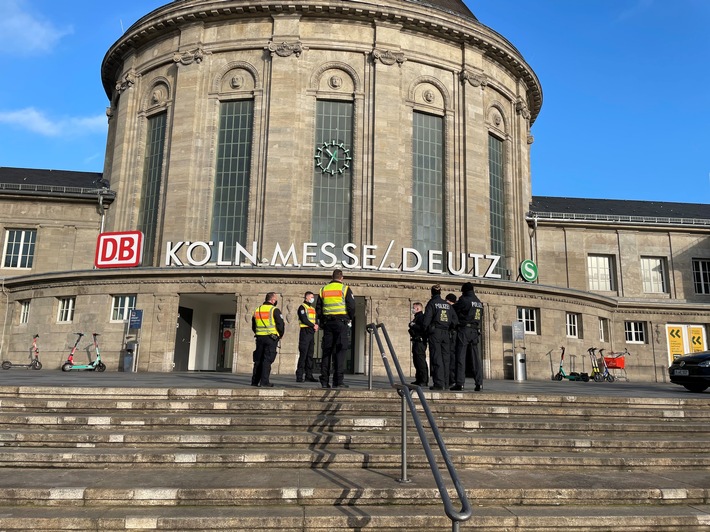 BPOL NRW: Bundespolizei beendet gefährlichen Ausflug auf das Bahnhofsdach in Köln Messe/Deutz