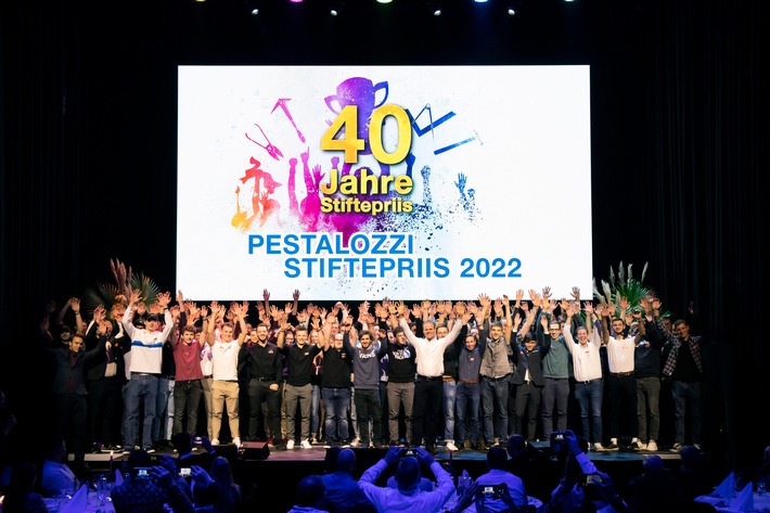 96 Lehrabsolvent:innen erhalten den Pestalozzi Stiftepriis 2022