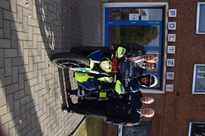 POL-LER: Übergabe eines der ersten Elektromotorräder in der Polizeiinspektion Leer/Emden