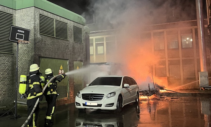 FW Moers: Küchenbrand in Scherpenberg / Brennender Wohnwagen in Moers-Mitte