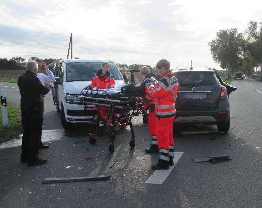 POL-ROW: ++ Unfall an der Einmündung - Drei Menschen verletzt ++ 18-jähriger Radfahrer bei Unfall verletzt ++ 40-Jähriger Autofahrer nach Kollision mit Pferd verletzt ++ Unachtsam aus der Hofeinfahrt ++