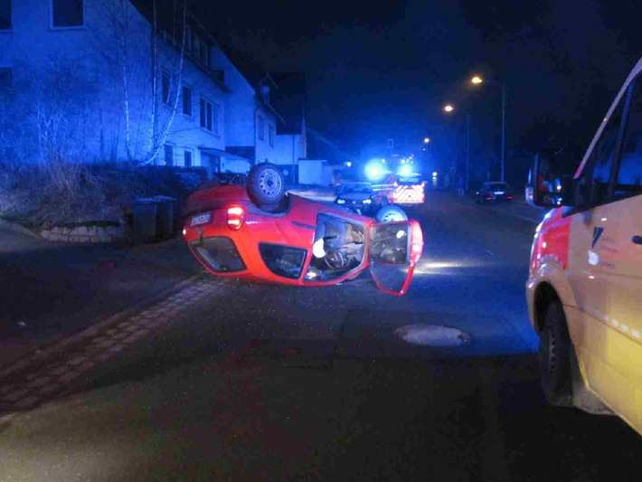 POL-HOL: Stadtoldendorf - Lenner Straße: Kleiner Anstoß - Große Wirkung - Opel Corsa mehrfach überschlagen / Fahrer leicht verletzt -