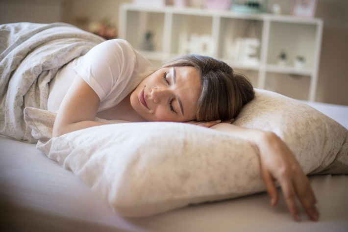 Gesunder Schlaf und die Wirbelsäule: Warum die richtige Unterstützung im Bett Rückenschmerzen reduziert