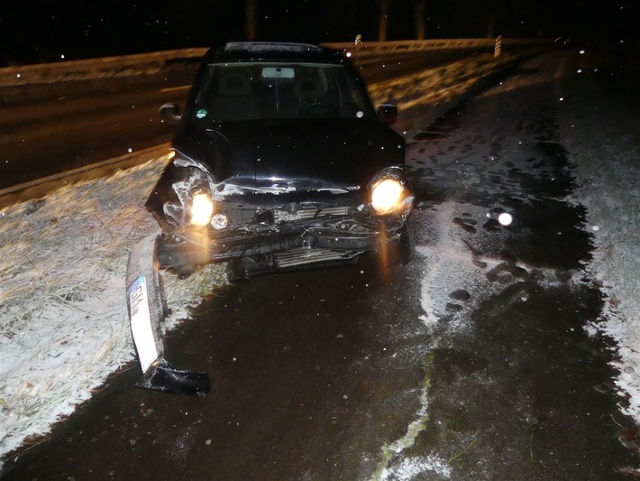 POL-GM: 131219-1116: Auf glatter Fahrbahn ins Schleudern geraten