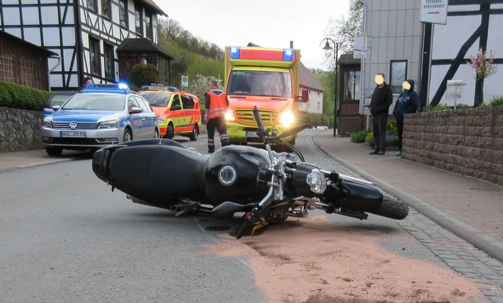 POL-HM: Verkehrsunfallflucht - Motorradfahrer schwer verletzt - Zeugenaufruf