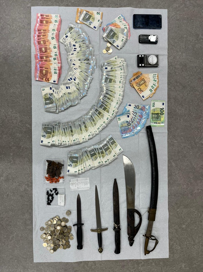 POL-K: 251208-2-K Heroin, Macheten und mehrere tausend Euro Bargeld sichergestellt - Mutmaßlicher Dealer wird Haftrichter vorgeführt