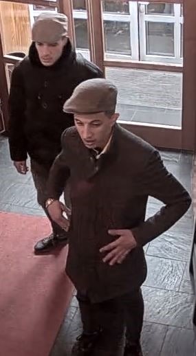 POL-BN: Foto-Fahndung: Wer kennt diese Männer? Trio soll Handtasche gestohlen haben