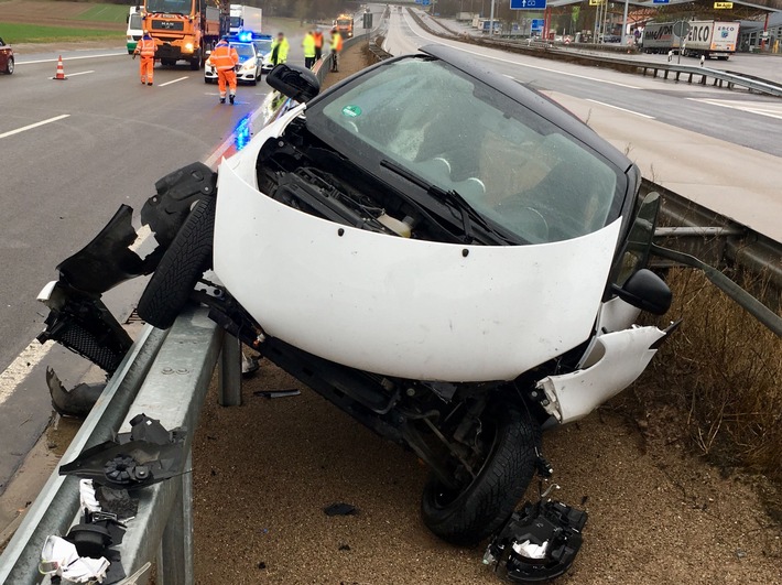 POL-PDNW: Polizeiautobahnstation - Verkehrsunfall auf der Autobahn 6 bei Wattenheim - Pkw auf Mittelschutzplanke