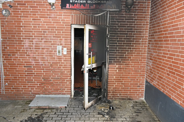 POL-STD: Unbekannte setzen Hintereingang von Stader Spielothek in Brand - Polizei sucht Zeugen, Anhänger in Sauensiek entwendet