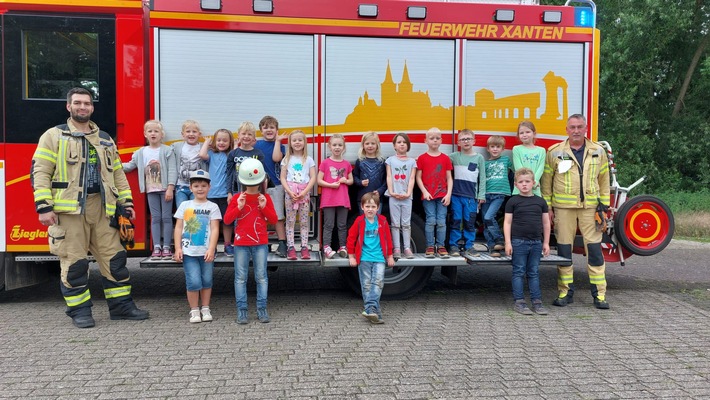 FW Xanten: Kindergartenkinder zu Besuch beim Löschzug Xanten-Nord