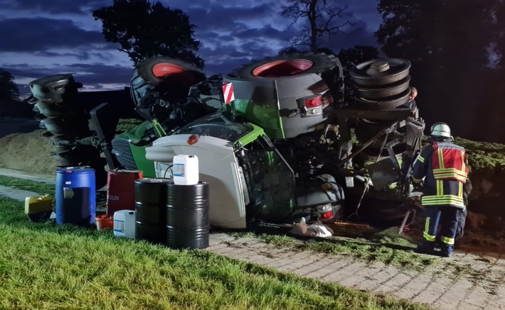 FFW Schiffdorf: Traktor stürzt von Fahrsilo - Fahrer muss ins Krankenhaus