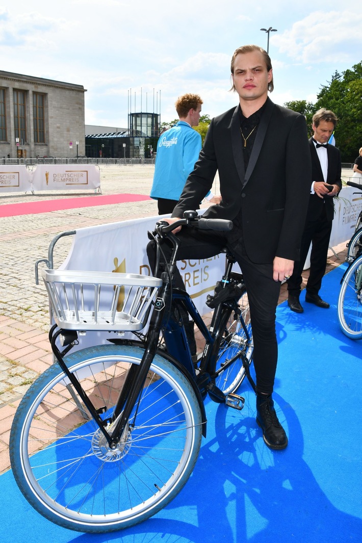 Wilson Gonzalez Ochsenknecht kam mit zahlreichen Stars des deutschen Films mit dem Fahrrad statt Limousine zur Preisverleihung des Deutschen Filmpreises 2022 / Foto: Swapfiets/AEDT 
