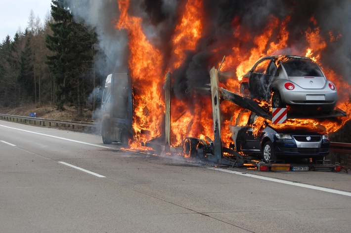 POL-HI: Autotransporter brennt auf der A 7 bei Hildesheim