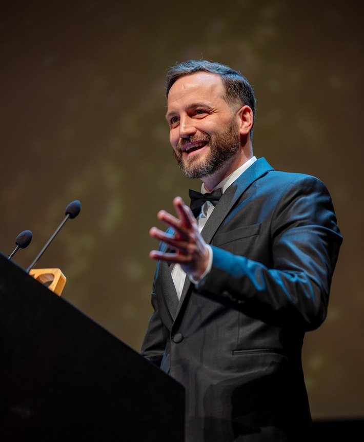 "Herr Anwalt" Tim Hendrik Walter wird mit dem 9:16-Award "Voice of Trust" im Hamburger Schauspielhaus ausgezeichnet. Photo by @donna.und.der.blitz, Content Lead by @916.production / Weiterer Text über ots und www.presseportal.de/nr/168022 / Die Verwendung dieses Bildes für redaktionelle Zwecke ist unter Beachtung aller mitgeteilten Nutzungsbedingungen zulässig und dann auch honorarfrei. Veröffentlichung ausschließlich mit Bildrechte-Hinweis. "Herr Anwalt" Tim Hendrik Walter wird mit dem 9:16-Award "Voice of Trust" im Hamburger Schauspielhaus ausgezeichnet. Photo by @donna.und.der.blitz, Content Lead by @916.production / Weiterer Text über ots und www.presseportal.de/nr/168022 / Die Verwendung dieses Bildes für redaktionelle Zwecke ist unter Beachtung aller mitgeteilten Nutzungsbedingungen zulässig und dann auch honorarfrei. Veröffentlichung ausschließlich mit Bildrechte-Hinweis.