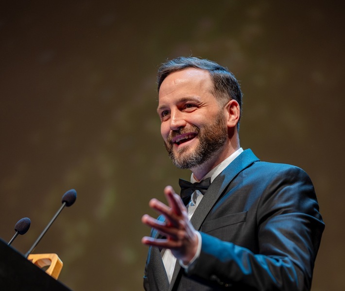"Herr Anwalt" Tim Hendrik Walter wird mit dem 9:16-Award "Voice of Trust" im Hamburger Schauspielhaus ausgezeichnet. Photo by @donna.und.der.blitz, Content Lead by @916.production / Weiterer Text über ots und www.presseportal.de/nr/168022 / Die Verwendung dieses Bildes für redaktionelle Zwecke ist unter Beachtung aller mitgeteilten Nutzungsbedingungen zulässig und dann auch honorarfrei. Veröffentlichung ausschließlich mit Bildrechte-Hinweis.