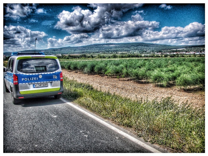 POL-WE: Friedberg: Steine geworfen? - Autofahrer kommt mit dem Schrecken davon