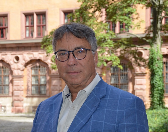 Pressemitteilung Nr. 072/2025 der Leibniz Universität Hannover   Umstrittene Demokratie – darf die Rechtswissenschaft in Zeiten gesellschaftlicher Polarisierung neutral bleiben?