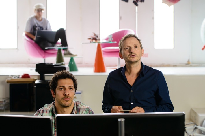 Erste Fotos zu IRRE SIND MÄNNLICH - Constantin Film bringt die Komödie mit Fahri Yardim & Milan Peschel ins Kino