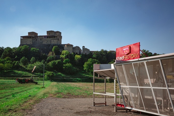 InstaFactory, eine mobile Anlage des Unternehmens Mutti, die frisch gepflückte Tomaten direkt auf dem Feld weiterverarbeitet. / Weiterer Text über ots und www.presseportal.de/nr/148143 / Die Verwendung dieses Bildes ist für redaktionelle Zwecke honorarfrei. Veröffentlichung bitte unter Quellenangabe: "obs/Mutti S.p.A. Industria Conserve Alimentari/Max Cavallari/ ANSA"