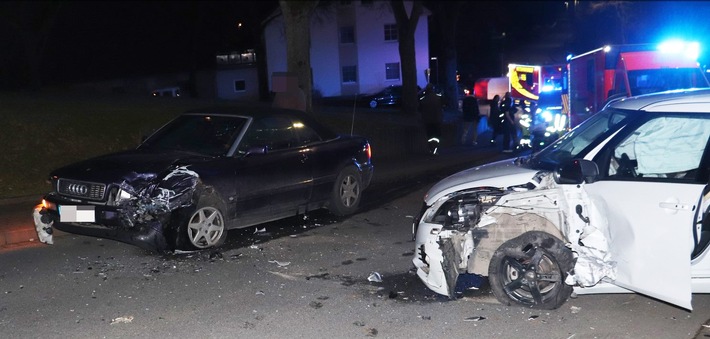 POL-HX: Kollision zwischen zwei Pkw - Zwei Verletzte bei Frontalzusammenstoß