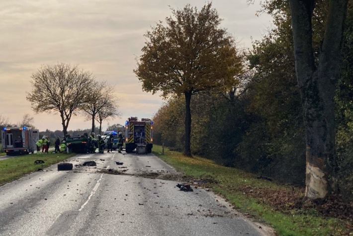 POL-WES: Moers - Pkw kollidiert mit Baum - Eine Person verletzt