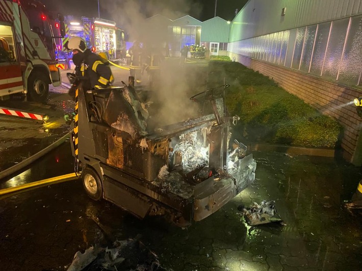 FW Kranenburg: Kehrmaschine geriet in Brand