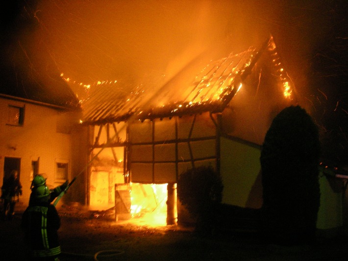 POL-DN: 07101603	Scheunenbrand griff auf Wohnhaus über