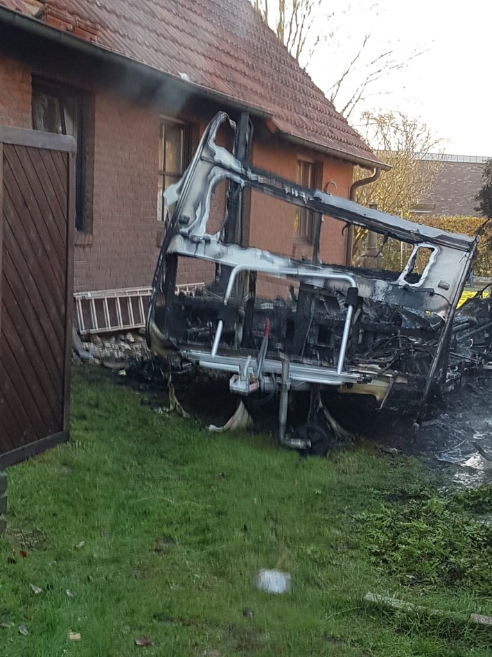 FW-KLE: Unkraut abgeflämmt: Wohnwagen und Hecke gehen in Flammen auf / Angrenzendes Wohnhaus wird durch Zimmerbrand und Hitzeentwicklung beschädigt.