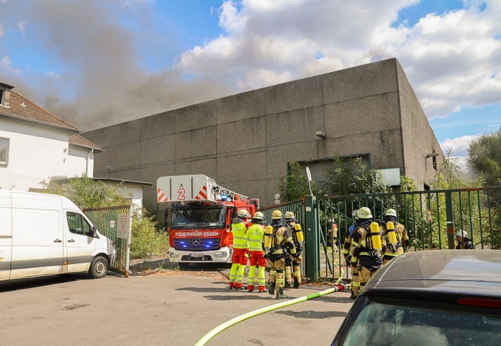 FW-E: Feuer in leerstehender Lagerhalle - starke Rauchentwicklung