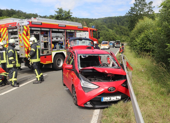 POL-HX: Auto gerät auf die Gegenfahrbahn und prallt in Leitplanke