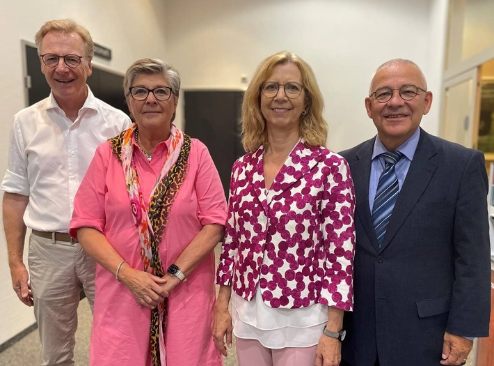 Foto/didascalia: Le nuove consigliere di Pro Senectute Svizzera, Gabriele Plüss (la seconda da sinistra) e Beata Studer-Lenzlinger, affiancate dai consiglieri uscenti Peter Dietschi (a sinistra) e Thomas Hobor. / Testo complementare con ots e su www.presseportal.ch/fr/nr/100002565?langid=4 / L' utilizzo di quest'immagine è gratuito per scopi redazionali. Pubblicazione sotto indicazione di fonte: 20220622-mm-stiftungsrat.jpg
