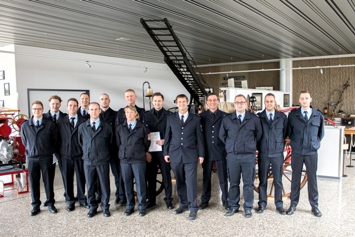 FW Bremerhaven: Feuerwehrakademie Bremerhaven - Zwölf neue Notfallsanitäter für die Feuerwehren Bremerhaven, Cuxhaven und Delmenhorst