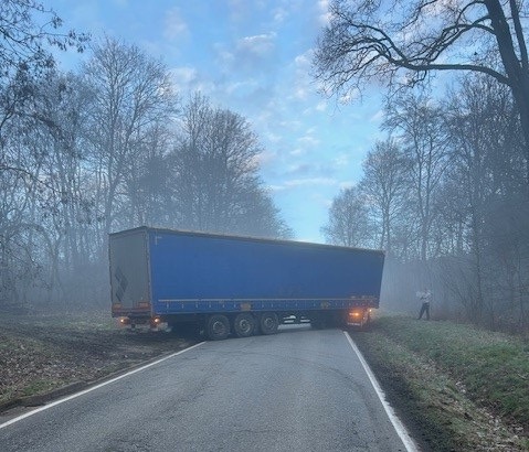 POL-PDKL: Lastwagen verursacht Vollsperrung