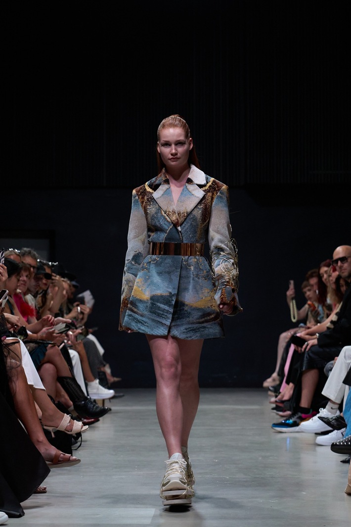 Die Schönheit der Brüche: Rebekka Ruétz x SKECHERS - Kintsugi-Kollektion auf der Berlin Fashion Week