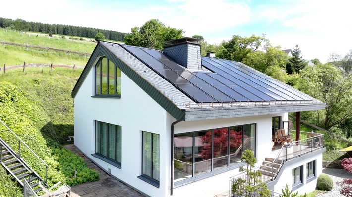 Einfamilienhaus eingedeckt mit Magog® Solar und Schuppendeckung / Weiterer Text über ots und www.presseportal.de/nr/51024 / Die Verwendung dieses Bildes für redaktionelle Zwecke ist unter Beachtung aller mitgeteilten Nutzungsbedingungen zulässig und dann auch honorarfrei. Veröffentlichung ausschließlich mit Bildrechte-Hinweis.