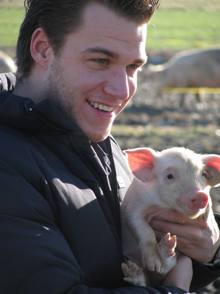 VIER PFOTEN mit neuer Schweine-Kampagne - Mister Zürich wird Götti von Glücksschwein Eusebia