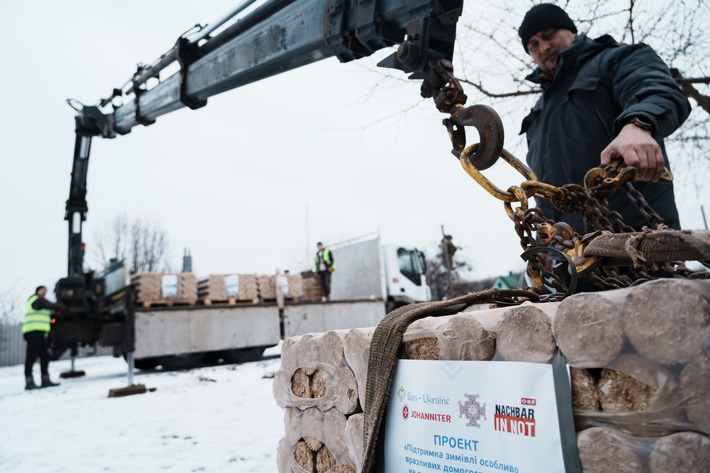 Johanniter und ihre Partner unterstützen die Menschen in der Ukraine mit Holz und anderen Materi.jpg