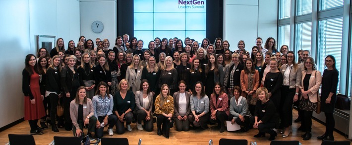 GWPR NextGen Leaders Summit am 13. November 2019 im Commerzbank Tower in Frankfurt. Über 80 angehenden PR-Führungskräfte, mit fünf bis zehn Jahren Berufserfahrung in der Kommunikationsbranche, trafen dabei auf rund 20 Kommunikatorinnen mit langjährigen PR-Werdegängen - darunter auch viele Gründerinnen des Vereins Global Women in PR Deutschland (GWPR). Honorarfreie Nutzung dieses Fotos nur in Zusammenhang mit Berichterstattung zum GWPR NextGen Leaders Summit. Im Bild: Gruppenbild aller rund 100 Teilnehmer. Weiterer Text über ots und www.presseportal.de/nr/127418 / Veröffentlichung bitte unter Quellenangabe: "obs/GWPR/Keyur Patel"
