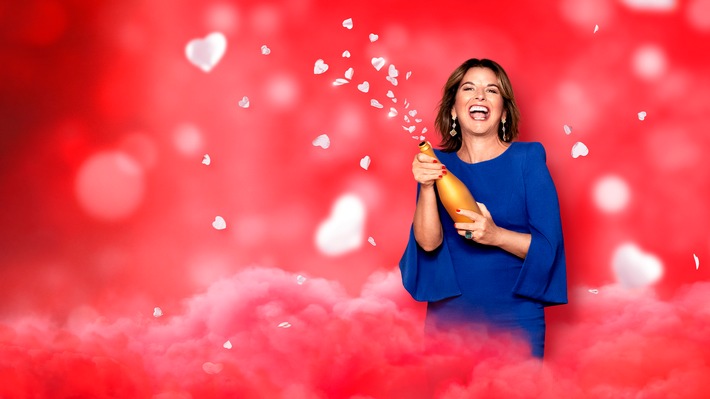 Stößchen! Champagnerlaune bei Claudia Obert in der Free-TV-Premiere von "Claudias House of Love" - ab Dienstag um 20:15 Uhr in SAT.1