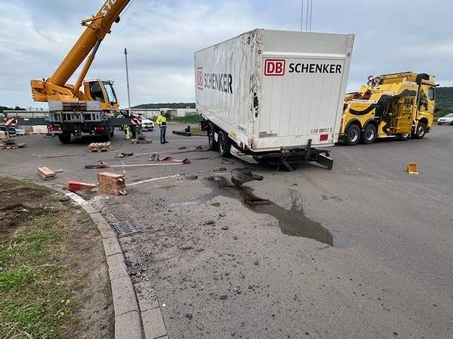POL-PDTR: Nachtragsmeldung VU umgestürzten Lkw-Anhänger mit Gefahrgut